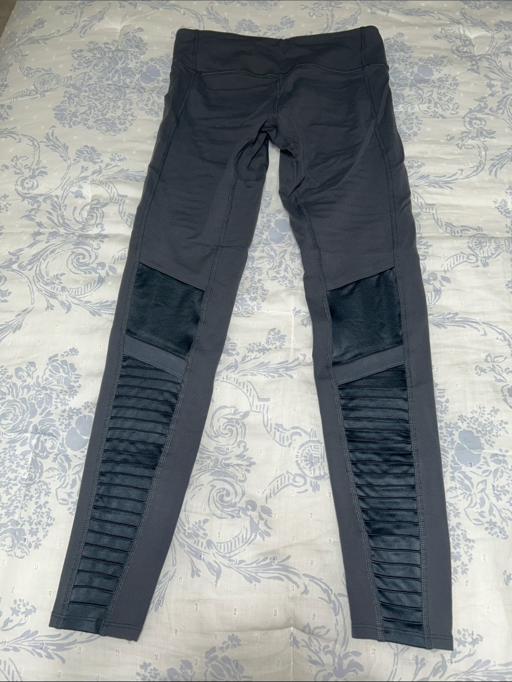 New ALO Yoga Gray Moto
Leggings - Picture 3 of 5